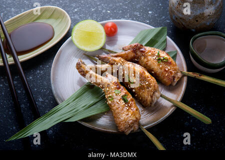 Gegrillte Hähnchenflügel mit Teriyaki Sauce servieren im japanischen Stil Spieß Grill essen. Stockfoto