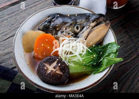 Lachs in Sojabohnen Suppe gedämpft mit Zutat in der japanischen Küche. Stockfoto