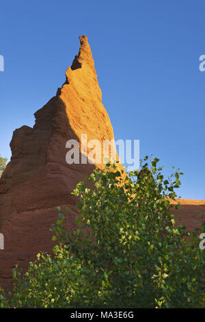 Ockerfarbenen Felsen in der Nähe von niort, Provence, Provence-Alpes-Cote d'Azur, Frankreich, Stockfoto