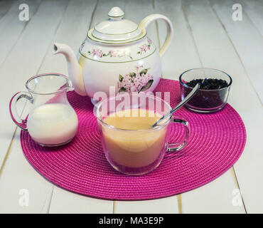 Tasse Earl Grey Tee am Nachmittag mit etwas Milch eingerührt. Immer bereit für eine entspannende Tasse Kaffee. Stockfoto