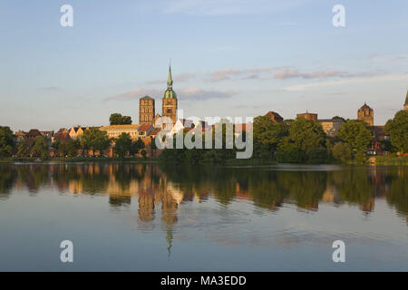 Blick über den Knieperteich (Teich) auf die Altstadt der Hansestadt Stralsund, Mecklenburg-Vorpommern, Norddeutschland, Deutschland, Stockfoto