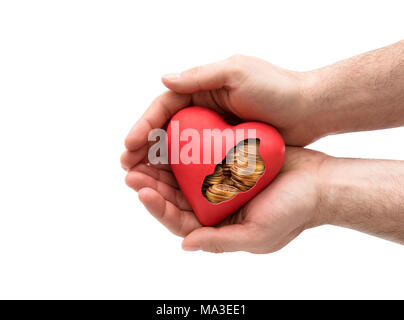 Rotes Herz mit goldenen Münzen in die Hände über weißen Hintergrund mit Freistellungspfad Stockfoto