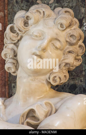 Engel mit den Blättern von Gian Lorenzo Bernini - Sant'Andrea delle Fratte - Rom Stockfoto