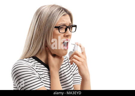 Junge Frau mit Halsschmerzen mit einem Mund sprühen auf weißem Hintergrund Stockfoto