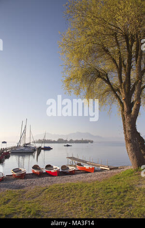 Boote auf den Strand von Chiemsee, Chiemgau, Gstadt, Oberbayern, Bayern, Süddeutschland, Deutschland, Stockfoto