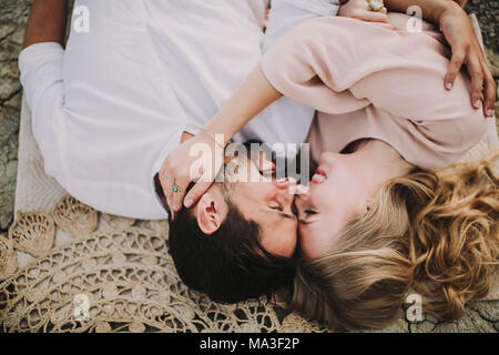 Paar in Liebe auf dem Boden liegend Stockfoto