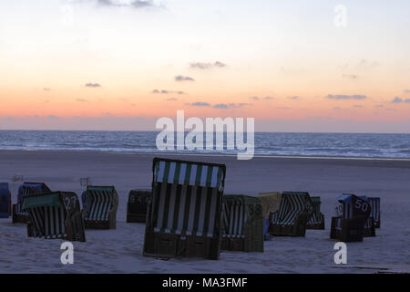 Liegen am Strand bei Sonnenuntergang Stockfoto