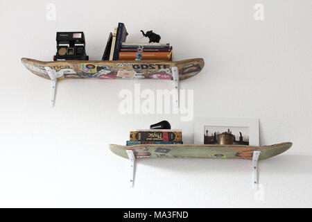 Skateboards als Regale an der Wand Stockfoto