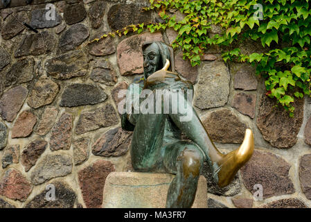 Europa, Deutschland, Schleswig-Holstein, Lauenburg Seen, Mölln (Stadt), Eulenspiegel Brunnen auf dem Marktplatz (Marktplatz), Altstadt, Bronzestatue von Karlheinz Goedtke, 1950, toe und Daumen berühren soll Glück bringen, historische Charakter von um 1350, Stockfoto