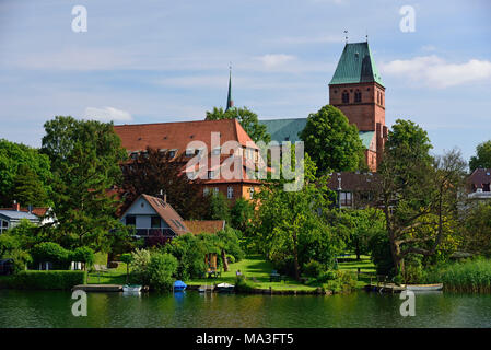 Europa, Deutschland, Schleswig-Holstein, Lauenburg Seen, Ratzeburg, Ratzeburger See (See), Blick auf die Kathedrale, Stockfoto