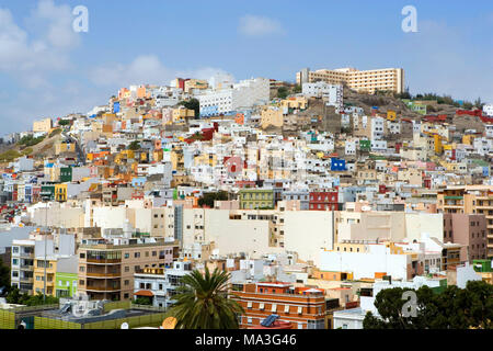 Las Palmas, der Hauptstadt, mit Blick auf die hügeligen Viertel mit seinen bunten Häusern aus dem Turm der Kathedrale Santa Ana Stockfoto