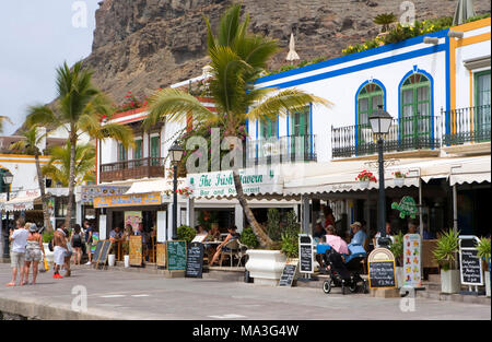 Puerto de Mogan, kleinen Hafen Stadt im äußersten Südwesten der Insel, Promenade mit Cafés und schicke Bars Stockfoto