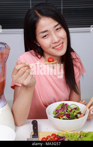 Junge Frau Salat in der Küche Zimmer Stockfoto