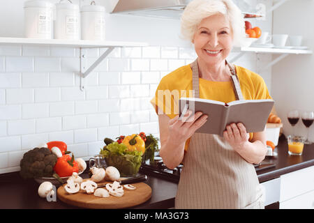 Interessante Rezeptbuch. Kochen hausgemachte Konzept. Großmutter führt Tagebuch, Pläne, was zu kochen. Innen-, Studio Shoot, Küche Innenraum Stockfoto