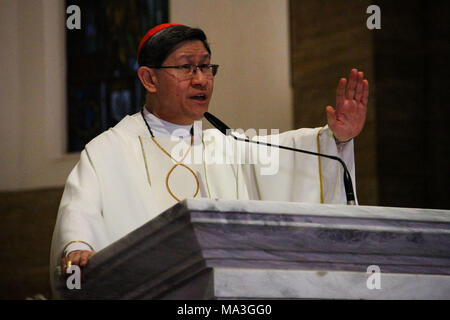 Philippinen. 29 Mär, 2018. Der Erzbischof von Manila, Kardinal Antonio Tagle Gesten während der Predigt als er amtiert der Gründonnerstag Waschen der Füße Messe in der Kathedrale von Manila in Intramuros, Manila. Credit: J Gerard Seguia/ZUMA Draht/Alamy leben Nachrichten Stockfoto