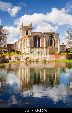 Barton-upon-Humber, North Lincolnshire, Großbritannien. 29. März 2018. UK Wetter: die Pfarrkirche von St. Maria, in der Beck wider, auf einem sonnigen Frühling Nachmittag. Quelle: LEE BEEL/Alamy leben Nachrichten Stockfoto