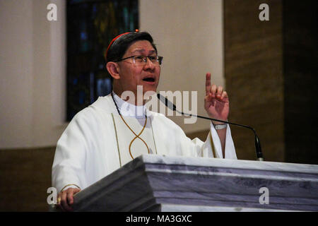 Der Erzbischof von Manila, Kardinal Antonio Tagle Gesten während der Predigt als er amtiert der Gründonnerstag Waschen der Füße Messe in der Kathedrale von Manila. Stockfoto