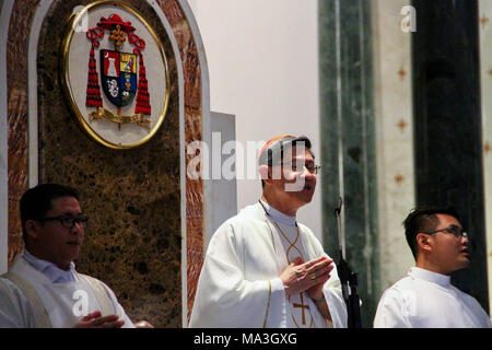 Der Erzbischof von Manila, Kardinal Antonio Tagle betet während der Gründonnerstag Waschen der Füße Messe in der Kathedrale von Manila. Stockfoto