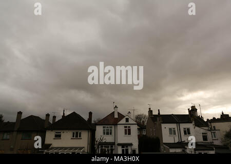 Southend-on-Sea. 29. März, 2018. Nasse Wetter und grauem Himmel Start in die Osterferien. Penelope Barritt/Alamy leben Nachrichten Stockfoto