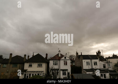 Southend-on-Sea. 29. März, 2018. Nasse Wetter und grauem Himmel Start in die Osterferien. Penelope Barritt/Alamy leben Nachrichten Stockfoto