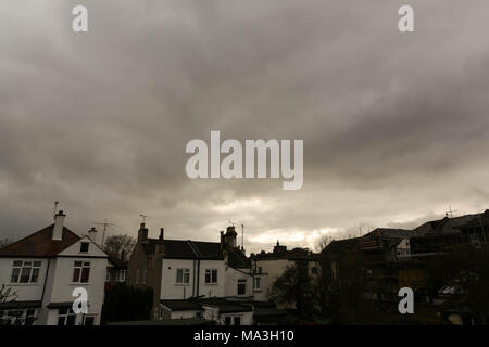 Southend-on-Sea. 29. März, 2018. Nasse Wetter und grauem Himmel Start in die Osterferien. Penelope Barritt/Alamy leben Nachrichten Stockfoto