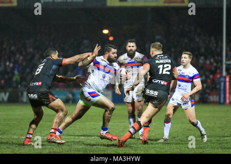 Wakefield, Großbritannien. 29 März 2018, Beaumont rechtliche Stadion, Wakefield, England; Betfred Super League Rugby, Wakefield Trinity v Castleford Tiger; David Fifita von Wakefield Trinity gibt Junior Mauren von Castleford Tiger die slip Credit: Aktuelles Bilder/Alamy leben Nachrichten Stockfoto