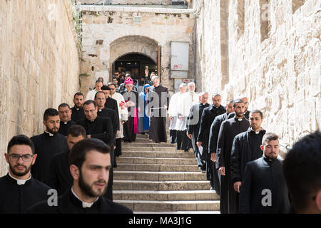 Jerusalem, Israel. 29. März, 2018. Die patriarchalische Vikar für Jerusalem und Palästina, Giacinto-Boulos Marcuzzo, der Kirche des Heiligen Grabes von Jerusalem Anreise mit der Franziskaner und Priester. © Valentin Sama-Rojo/Alamy Leben Nachrichten. Stockfoto