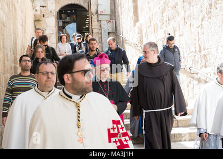 Jerusalem, Israel. 29. März, 2018. Die patriarchalische Vikar für Jerusalem und Palästina (C), Giacinto-Boulos Marcuzzo, der Kirche des Heiligen Grabes von Jerusalem Anreise mit der Franziskaner und Priester. © Valentin Sama-Rojo/Alamy Leben Nachrichten. Stockfoto