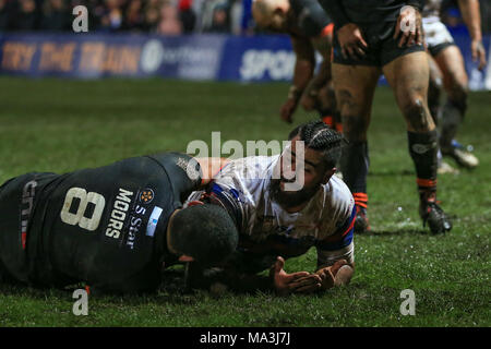 Wakefield, Großbritannien. 29 März 2018, Beaumont rechtliche Stadion, Wakefield, England; Betfred Super League Rugby, Wakefield Trinity v Castleford Tiger; David Fifita von Wakefield Trinity schaut Junior Mauren von Castleford Tiger, als er den Ball aus der Hand klopft, nicht Versuchen! Quelle: News Images/Alamy leben Nachrichten Stockfoto