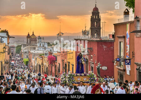 Die mexikanischen Männer tragen eine Statue von Jesus während der las Cruzes del Señor Golpe Prozession durch die Straßen bei Sonnenuntergang als Teil der Heiligen Woche März 28, 2018 in San Miguel de Allende, Mexiko. Die Veranstaltung ist Erholung der Passion Jesu Christi auf seinem Weg nach Golgatha für Kreuzigung. Stockfoto