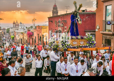 Die mexikanischen Männer tragen eine Statue von Jesus während der las Cruzes del Señor Golpe Prozession durch die Straßen bei Sonnenuntergang als Teil der Heiligen Woche März 28, 2018 in San Miguel de Allende, Mexiko. Die Veranstaltung ist Erholung der Passion Jesu Christi auf seinem Weg nach Golgatha für Kreuzigung. Stockfoto