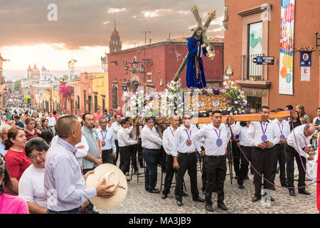 Die mexikanischen Männer tragen eine Statue von Jesus während der las Cruzes del Señor Golpe Prozession durch die Straßen bei Sonnenuntergang als Teil der Heiligen Woche März 28, 2018 in San Miguel de Allende, Mexiko. Die Veranstaltung ist Erholung der Passion Jesu Christi auf seinem Weg nach Golgatha für Kreuzigung. Stockfoto