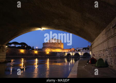 Rom, Italien. 29. März, 2018. Obdachlose schlafen in Zelten unter einer Brücke durch den Fluss Tiber von Castel Sant Angelo Monument in Rom Italien Credit: Gari Wyn Williams/Alamy leben Nachrichten Stockfoto