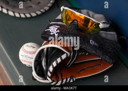 Kansas City, MO, USA. 29 Mär, 2018. Ein Chicago White Sox Handschuh sitzt im dugout vor der Eröffnung Tag Spiel am Kauffman Stadium in Kansas City, MO. Kyle Rivas/Cal Sport Media/Alamy leben Nachrichten Stockfoto