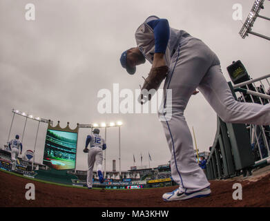 Kansas City, MO, USA. 29 Mär, 2018. Alex Gordon #4 der Kansas City Royals das Feld während der öffnung Tag Spiel am Kauffman Stadium in Kansas City, MO. Kyle Rivas/Cal Sport Media/Alamy leben Nachrichten Stockfoto