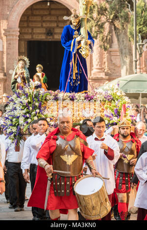 San Miguel de Allende, Mexiko. 28. März, 2018. Die las Cruzes del Señor Golpe Prozession verlässt das oratorio de San Felipe Neri Kirche während der Heiligen Woche März 28, 2018 in San Miguel de Allende, Mexiko. Die Veranstaltung ist Erholung der Passion Jesu Christi auf seinem Weg nach Golgatha für Kreuzigung. Credit: Planetpix/Alamy leben Nachrichten Stockfoto