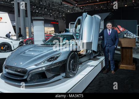 New York, NY - 29. März 2018: Leiter Vertrieb Kresimir Coric präsentiert Rimac c zwei Konzept hyper Auto auf 2018 New York International Auto Show" im Jacob Javits Center Credit: Lev radin/Alamy leben Nachrichten Stockfoto