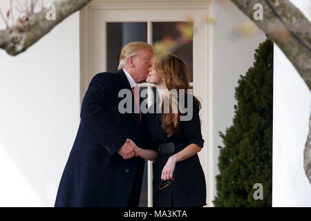 Washington, USA. 29 Mär, 2018. Us-Präsident Donald Trump (L) Küsse ausgehende White House Communications Director Hoffnung Hicks auf dem West Wing Säulengang vor der Abreise aus dem Weißen Haus in Washington, DC, USA, am 29. März 2018. Credit: Ting Shen/Xinhua/Alamy leben Nachrichten Stockfoto