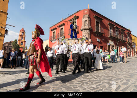 San Miguel de Allende, Mexiko. 28. März, 2018. Die katholischen Gläubigen tragen eine Statue von Jesus aus dem Oratorio de San Felipe Neri Kirche während der las Cruzes del Señor Golpe Prozession teil der Heiligen Woche März 28, 2018 in San Miguel de Allende, Mexiko. Die Veranstaltung ist Erholung der Passion Jesu Christi auf seinem Weg nach Golgatha für Kreuzigung. Credit: Planetpix/Alamy leben Nachrichten Stockfoto