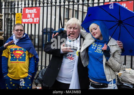 London, Großbritannien. 29. März, 2018. Pro-EU-Aktivisten, darunter Boris Johnson Doppelgänger zeichnete Galdron und EU-Supergirl und Junge Europäerin des Jahres 2018 Madeleina Kay Protest gegenüber der Downing Street der erste Jahrestag der Auslösung der Artikel 50 und ein Jahr vor dem Beenden des Vereinigten Königreichs aus der Europäischen Union, oder Brexit zu markieren, wird festgelegt, stattfinden. Die Demonstranten verkleidet als "EU-Super Heroes' und 'Brexit Schurken'. Credit: Mark Kerrison/Alamy leben Nachrichten Stockfoto