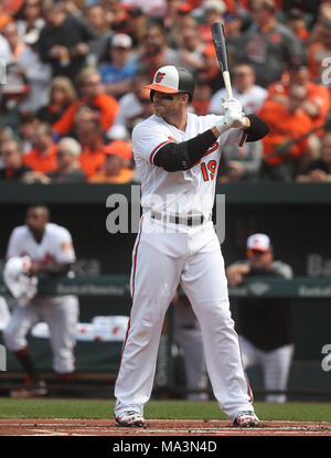 Baltimore Orioles 1B Chris Davis (19) at bat während eines Spiels gegen die Minnesota Twins, Oriole Park in Camden Yards, Baltimore, MD, am 29. März 2018. Baltimore würde fortfahren, diese öffnung Tag matchup 3-2 in extra Innings zu gewinnen. Foto/Mike Buscher/Cal Sport Media Stockfoto