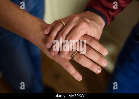 Berlin, Deutschland. 22 Mär, 2018. 22 März 2018, Deutschland, Berlin: Ehepaar Michael (L) und Kai Korok halten sich an den Händen. Credit: Gregor Fischer/dpa/Alamy leben Nachrichten Stockfoto