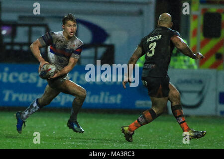 Wakefield, Großbritannien. 29 März 2018, Mobile RocketStadium, Wakefield, England; Betfred Super League Rugby, Wakefield Trinity v Castleford Tiger; Kyle Wald von Wakefield Trinity läuft auf Jake Webster aus Castleford Tiger Credit: Aktuelles Bilder/Alamy leben Nachrichten Stockfoto