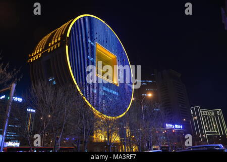 Shenyan, Shenyan, China. 29 Mär, 2018. Shenyang, China-29. März 2018: Nachtansicht der Münze-förmige Fangyuan Herrenhaus in Shenyang, Provinz Liaoning im Nordosten Chinas, dem 29. März 2018. Die fangyuan Mansion, unter die zehn hässlichsten Gebäude der Welt von CNN im Jahr 2012 aufgeführt, wurde von C.y. konzipiert LEE & Partner. Credit: SIPA Asien/ZUMA Draht/Alamy leben Nachrichten Stockfoto