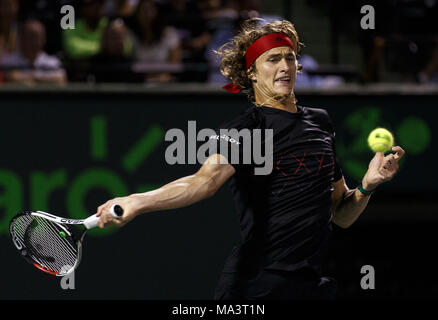 Key Biscayne, Florida, USA. 29 Mär, 2018. Alexander Zverev von spielt Deutschland eine Vorhand gegen Borna Coric von Kroatien in ein viertelfinale am 2018 Miami öffnen, indem Itaú Professional Tennis Turnier präsentiert, die bei der crandon Park Tennis Center in Key Biscayne, Florida, USA gespielt. Zverev gewann 6-4, 6-4. Mario Houben/CSM/Alamy leben Nachrichten Stockfoto