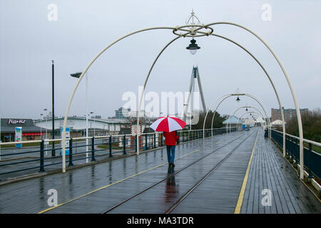 Southport, Merseyside, UK am 30. März, 2018. UK Wetter. Kalten feuchten regnerischen Start in den Tag mit Temperaturen von 5°C beträgt. Die Attraktionen am Meer im Ferienort hoffen auf eine Stoßstange zu Ostern nach dem langen kalten Winter. Ein bewölkter Tag ist mit Regen zu rechnen, schwere zeitweise bis Druck aus dem Süden. Credit: MediaWorldImages/AlamyLiveNews. Stockfoto