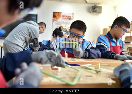 (180330) - - Taiyuan, 30. März 2018 (Xinhua) - haben die Studenten Holzbearbeitung Klasse an der Praxis Basis in Taiyuan, Hauptstadt der Provinz Shanxi im Norden Chinas, 29. März 2018. Die Praxis von China Railway 17 bureau Group Co., Ltd. die erste Gruppe von Studenten vor kurzem begrüßt Ihre außerschulischen Leben zu bereichern. (Xinhua / Cao Yang) (lx) Stockfoto