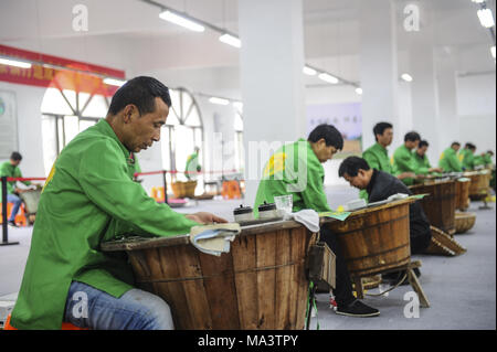 Hangzhou, Hangzhou, China. 30 Mär, 2018. Hangzhou, China-30. März 2018: Der Tee pfannenrühren Wettbewerb ist in Hangzhou gehalten, East China Zhejiang Provinz. Credit: SIPA Asien/ZUMA Draht/Alamy leben Nachrichten Stockfoto