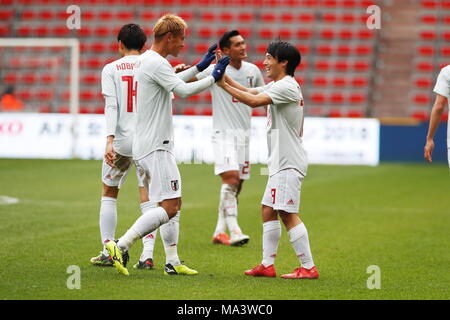 Lüttich, Belgien. 23 Mär, 2018. (L - R) Keisuke Honda, Shoya Nakajima (JPN) Fußball: Honda und Nakajima feiern nach Nakajima's Ziel auf internationalen Freundschaftsspiel zwischen Japan 1-1 Mali im Stade Maurice Dufrasne in Lüttich, Belgien. Credit: mutsu Kawamori/LBA/Alamy leben Nachrichten Stockfoto