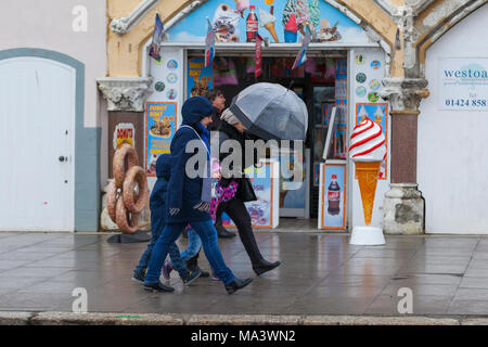 Hastings, East Sussex, UK. 30 Mär, 2018. UK Wetter: Die Osterferien beginnen mit einer Auswaschung in der Küstenstadt Hastings mit strömendem Regen für den Rest des Tages erwartet. Foto: Paul Lawrenson/Alamy leben Nachrichten Stockfoto